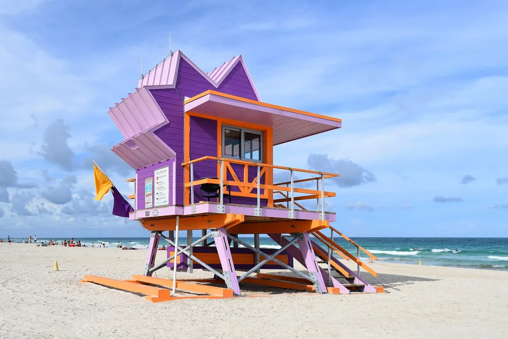 Rettungsschwimmer-Turm in South Beach, Miami Beach (Foto eines realen Ortes)