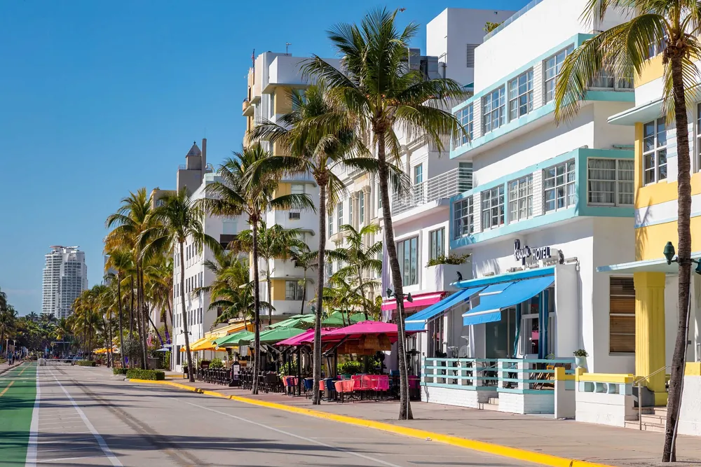 Art-déco-Bauten am Ocean Drive in Miami Beach (Foto eines realen Ortes)