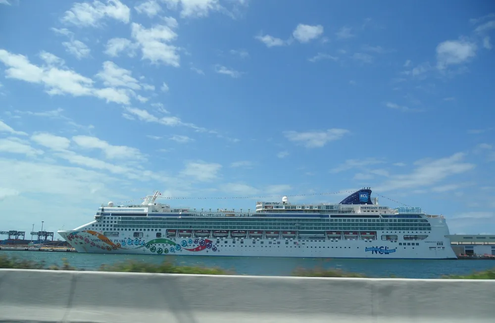 Kreuzfahrtschiff im PortMiami, Miami (Foto eines realen Ortes)